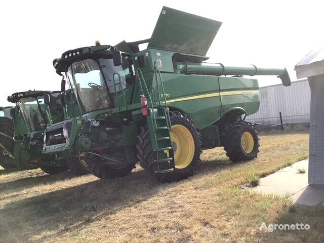 John Deere S770 grain harvester