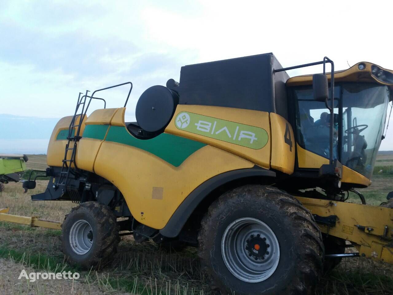 New Holland CX6090 grain harvester