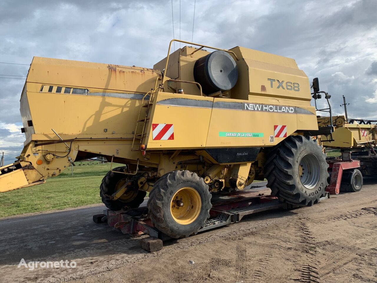 New Holland TX68 grain harvester for parts